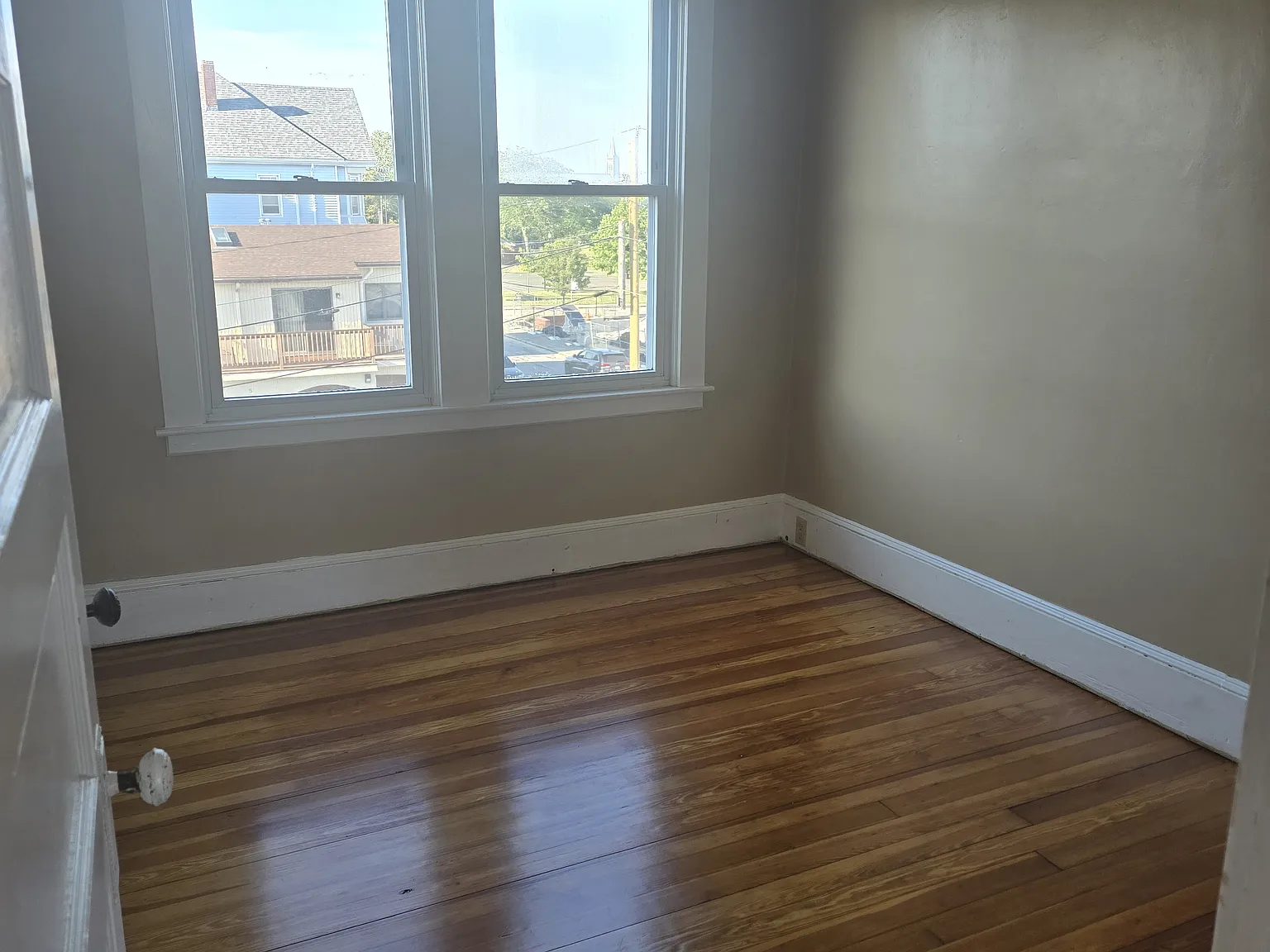 3 bed, 1100 sqft, $2,000 — Photo 2