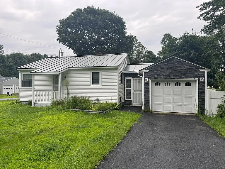 6 Logan Ln — Photo 1