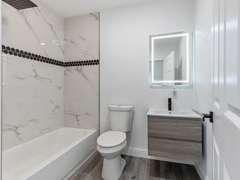 1402 Tully Rd — Photo 9