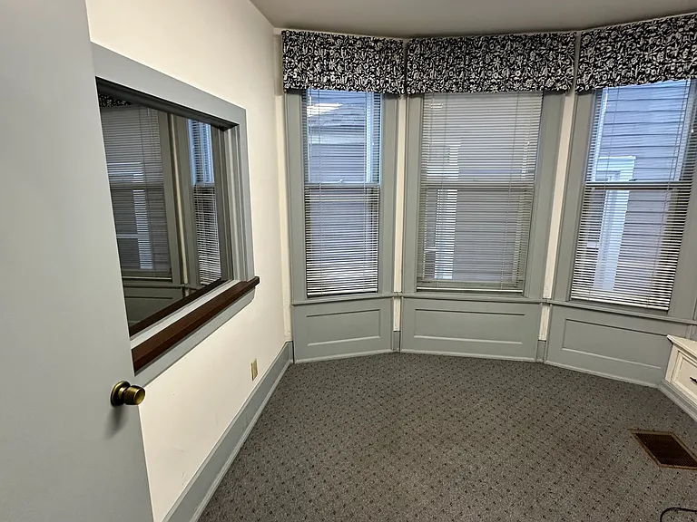 1524 N Farwell Ave — Photo 17