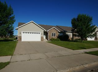 509 E Palmer Cir, Aberdeen, SD 57401