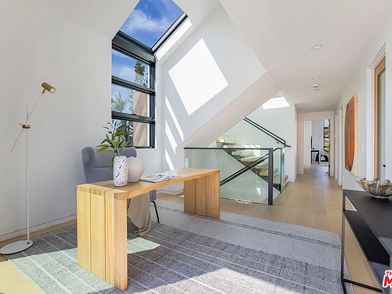 822 Superba Ave — Photo 24