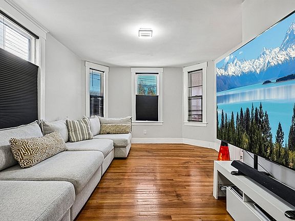 5th image of 19 Sheldon St