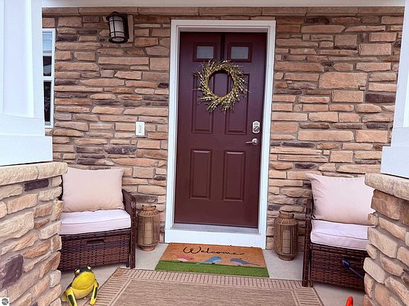 4th image of 1554 Simsbury St #9