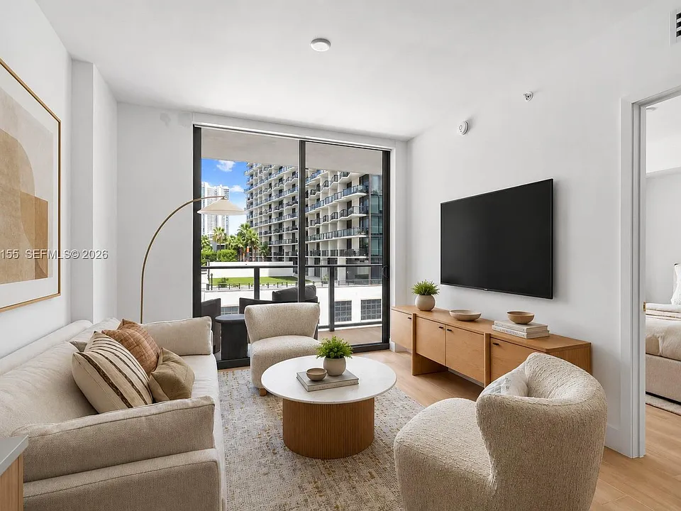 90 NE 32nd St #806