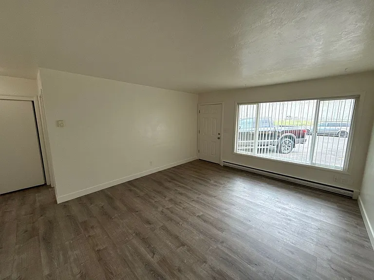 1835 Beach Ave NE #4 — Photo 5
