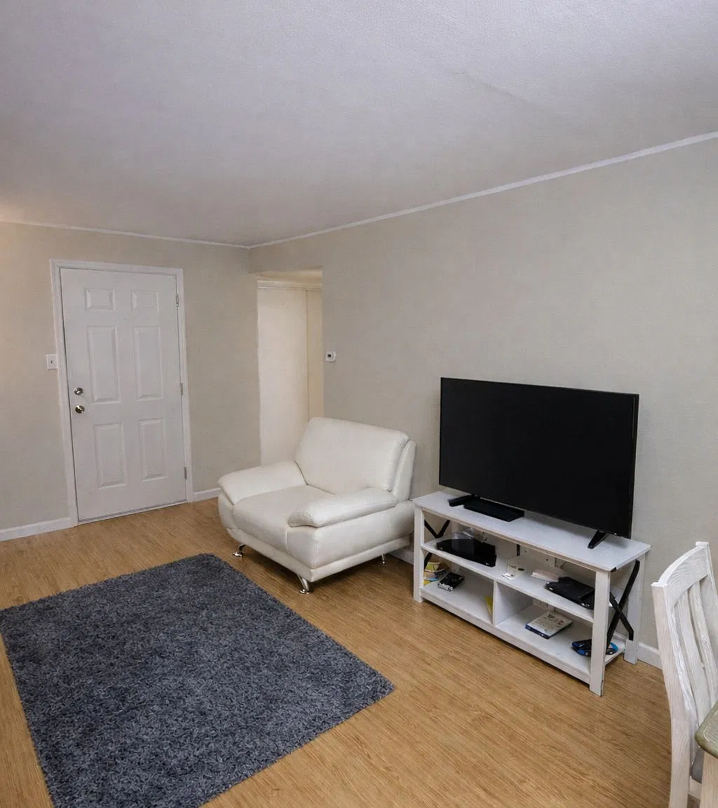 1 bed, 700 sqft, $1,300 — Photo 2
