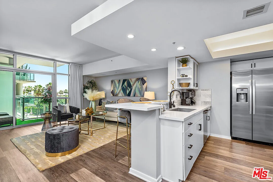 1 bed, 1.0 bath, 854 sqft, $4,395 — Photo 2