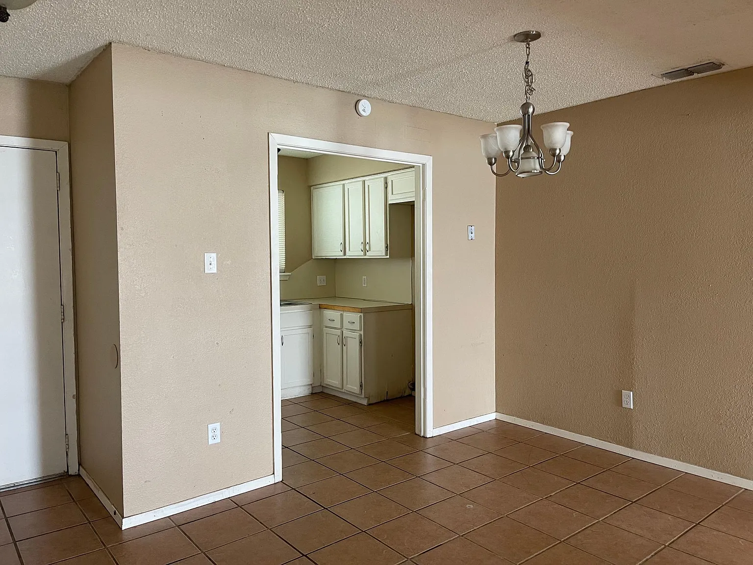 3 bed, 1225 sqft, $2,200 — Photo 4
