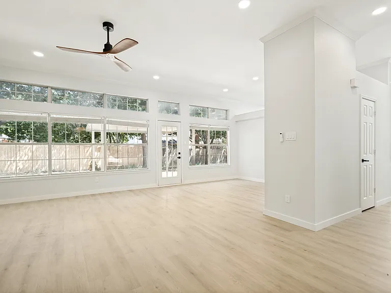 2112 Carriage Hl — Photo 17