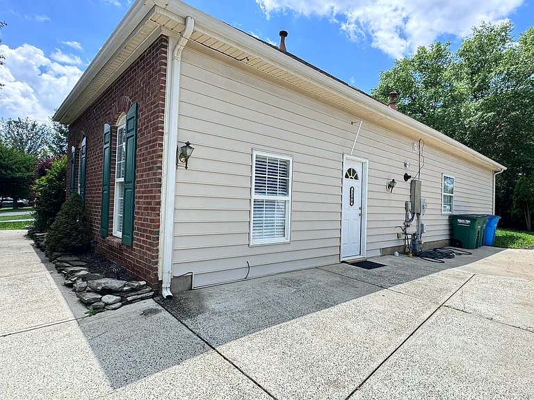 5200 Fennell St — Photo 20