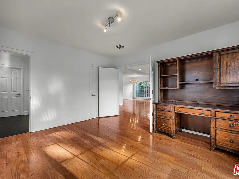 922 S Bundy Dr — Photo 10