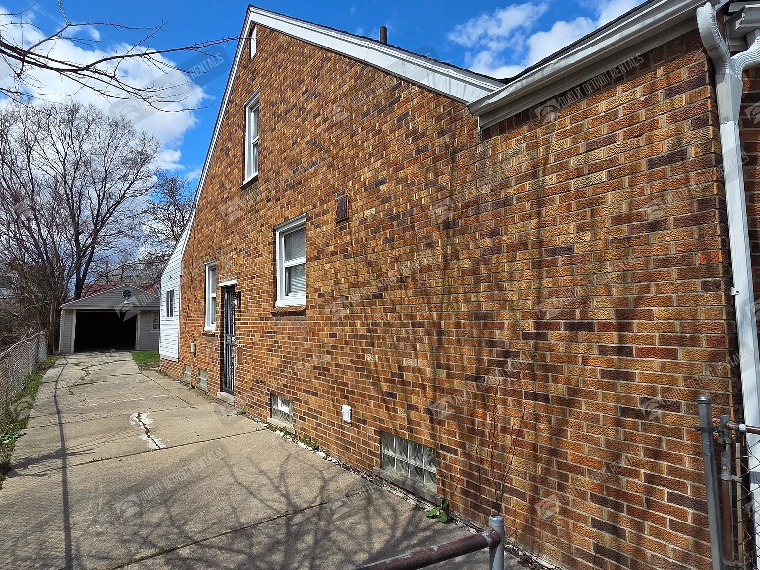 House - Bungalow — Photo 2