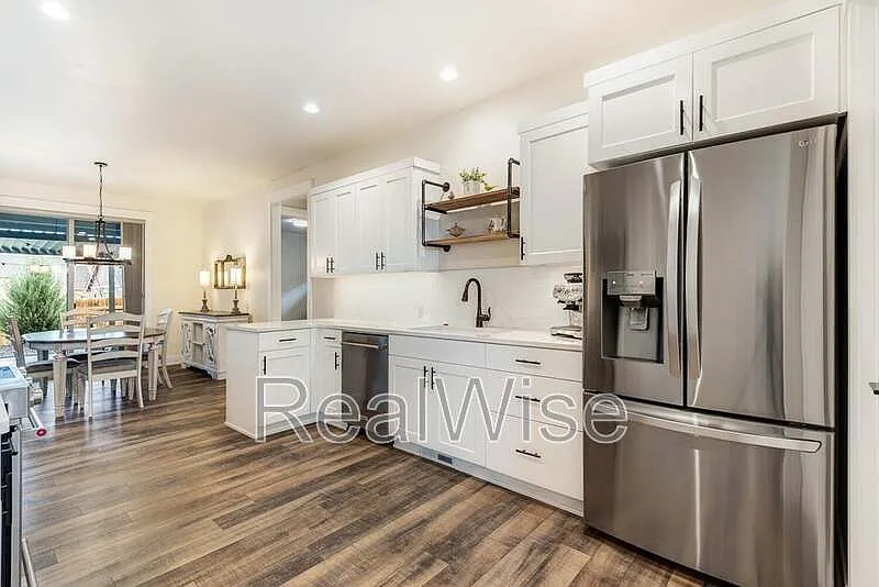 3 bed, 2.0 bath, 1939 sqft, $2,550 — Photo 3