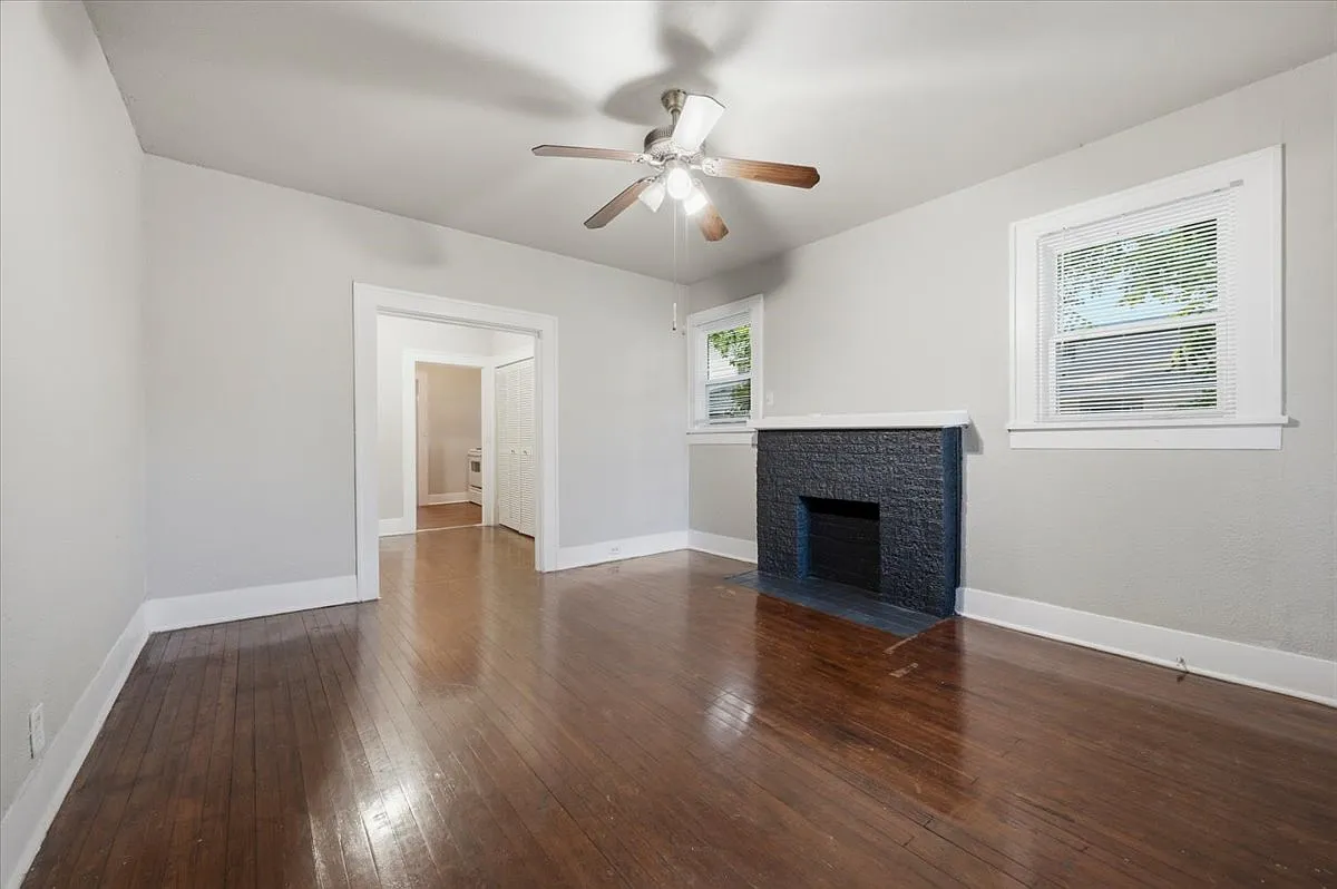 711 Brown St — Photo 3