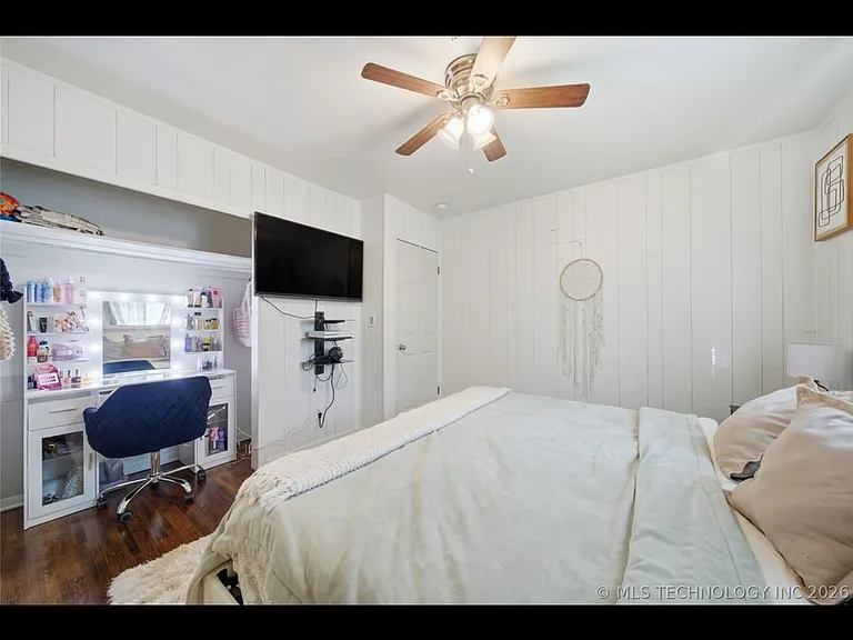 318 E Maple St — Photo 10