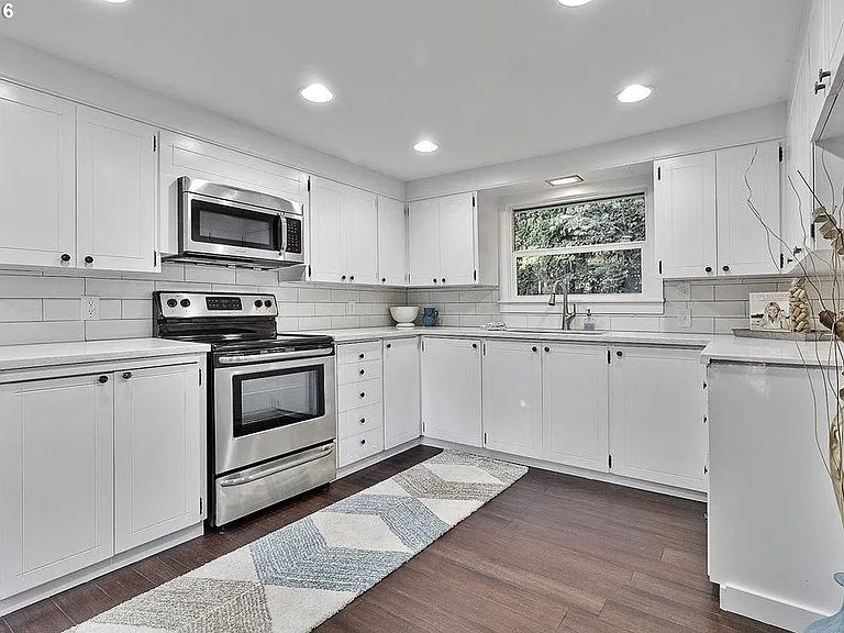 10044 SW 35th Ave — Photo 3