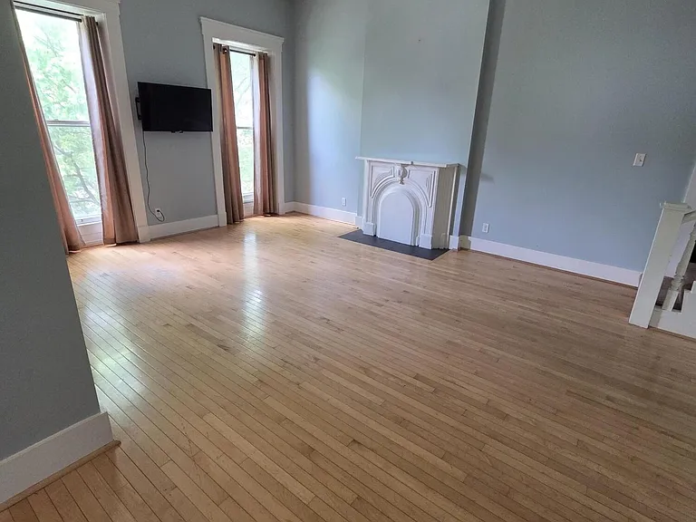 122 E Oak St #2 — Photo 4