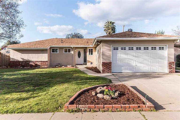 4885 E Rialto Ave photo 1