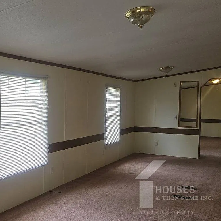 313 Ashwood Ln — Photo 2