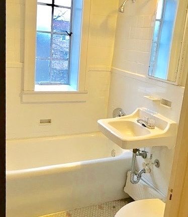 3rd image of 580 E Town St #1B-1BA-595SQFT