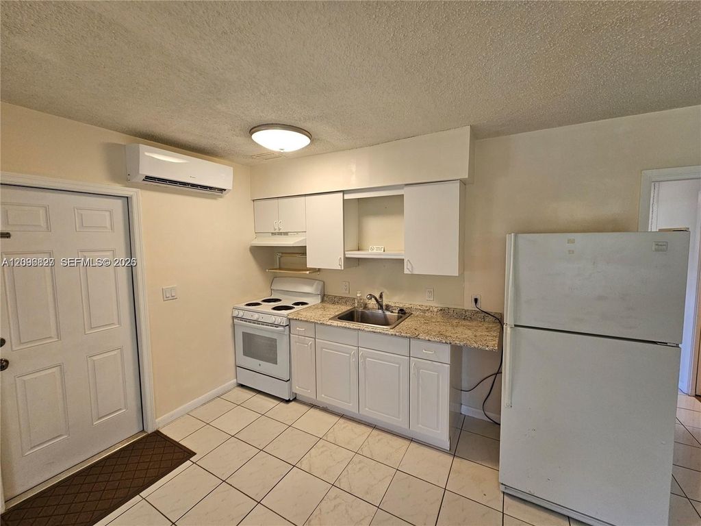 3221 NE 7th Pl Unit B, photo 7