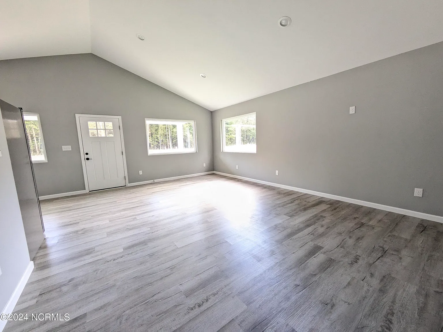 2 bed, 1.0 bath, 800 sqft, $1,600 — Photo 2