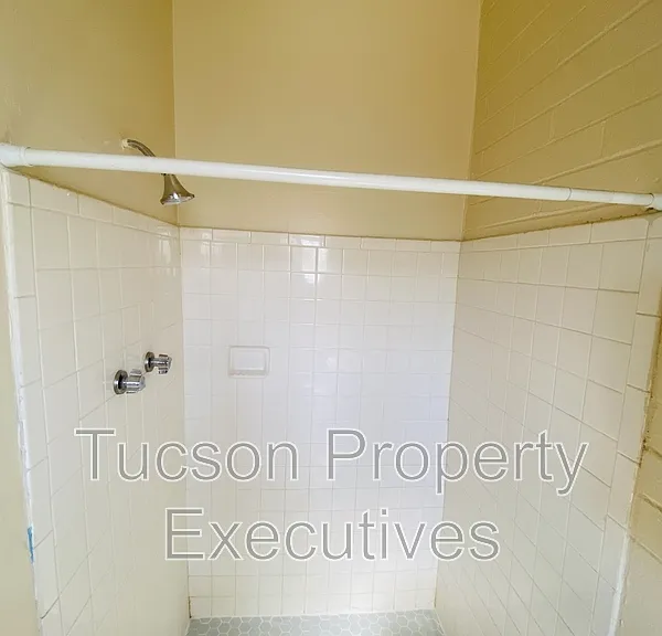 240 W Sahuaro St #16 — Photo 3