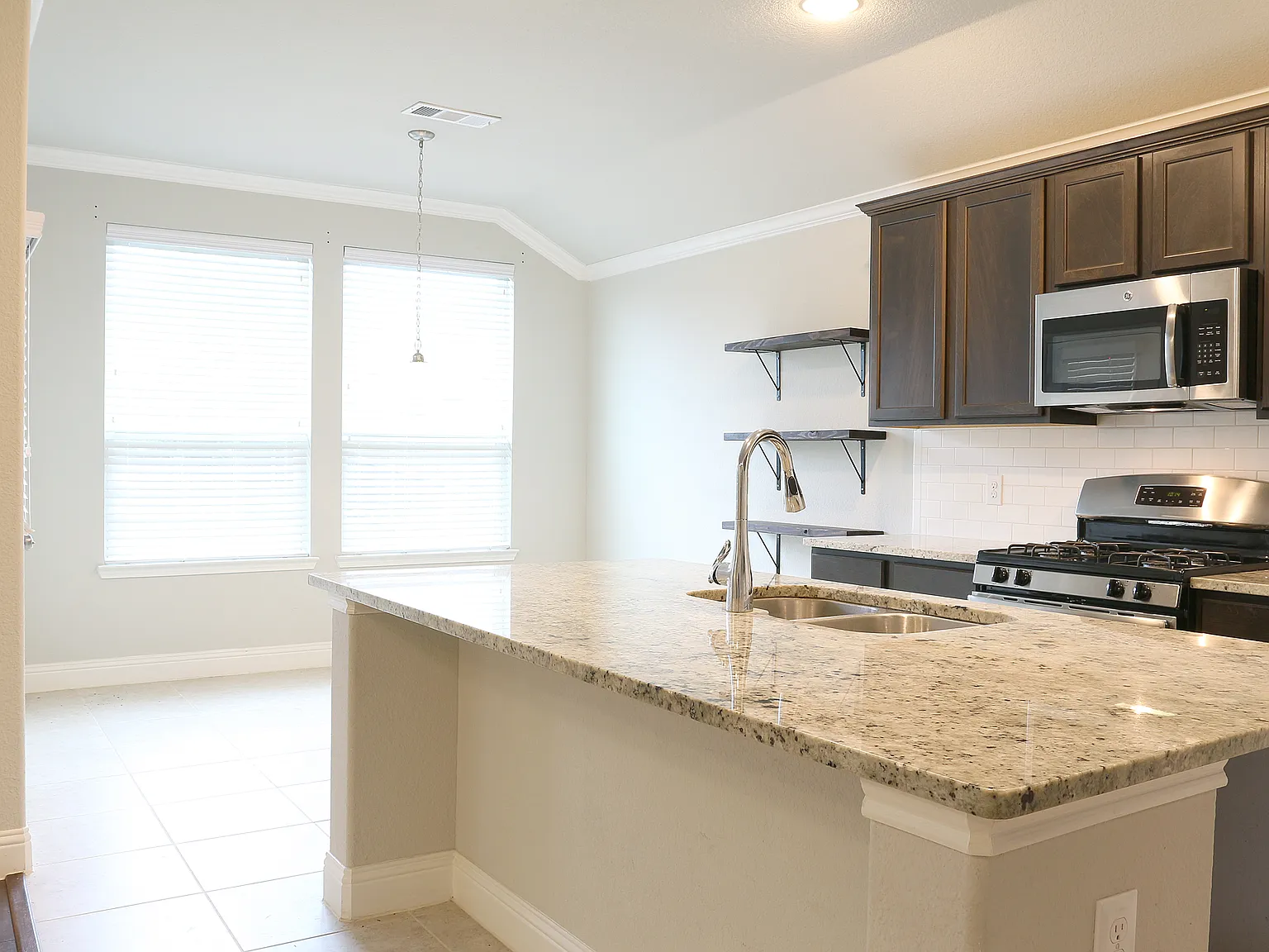 4 bed, 2.5 bath, 2098 sqft, $1,950 — Photo 2