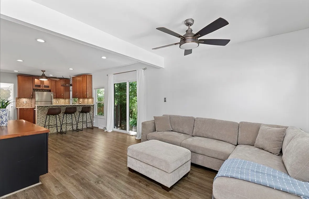 2 bed, 828 sqft, $2,200 — Photo 4