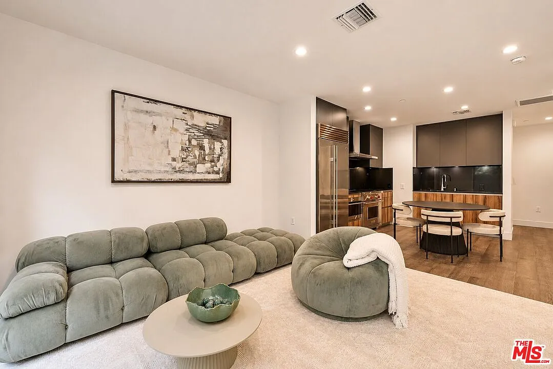 1 bed, 1.0 bath, 862 sqft, $4,199 — Photo 3