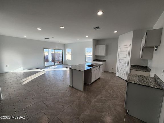 2nd image of 558 W Woodward St