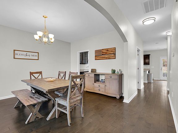 5th image of 123 W Pyrenees Dr