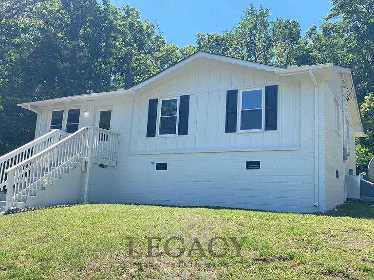 2316 Woodridge Dr — Photo 2