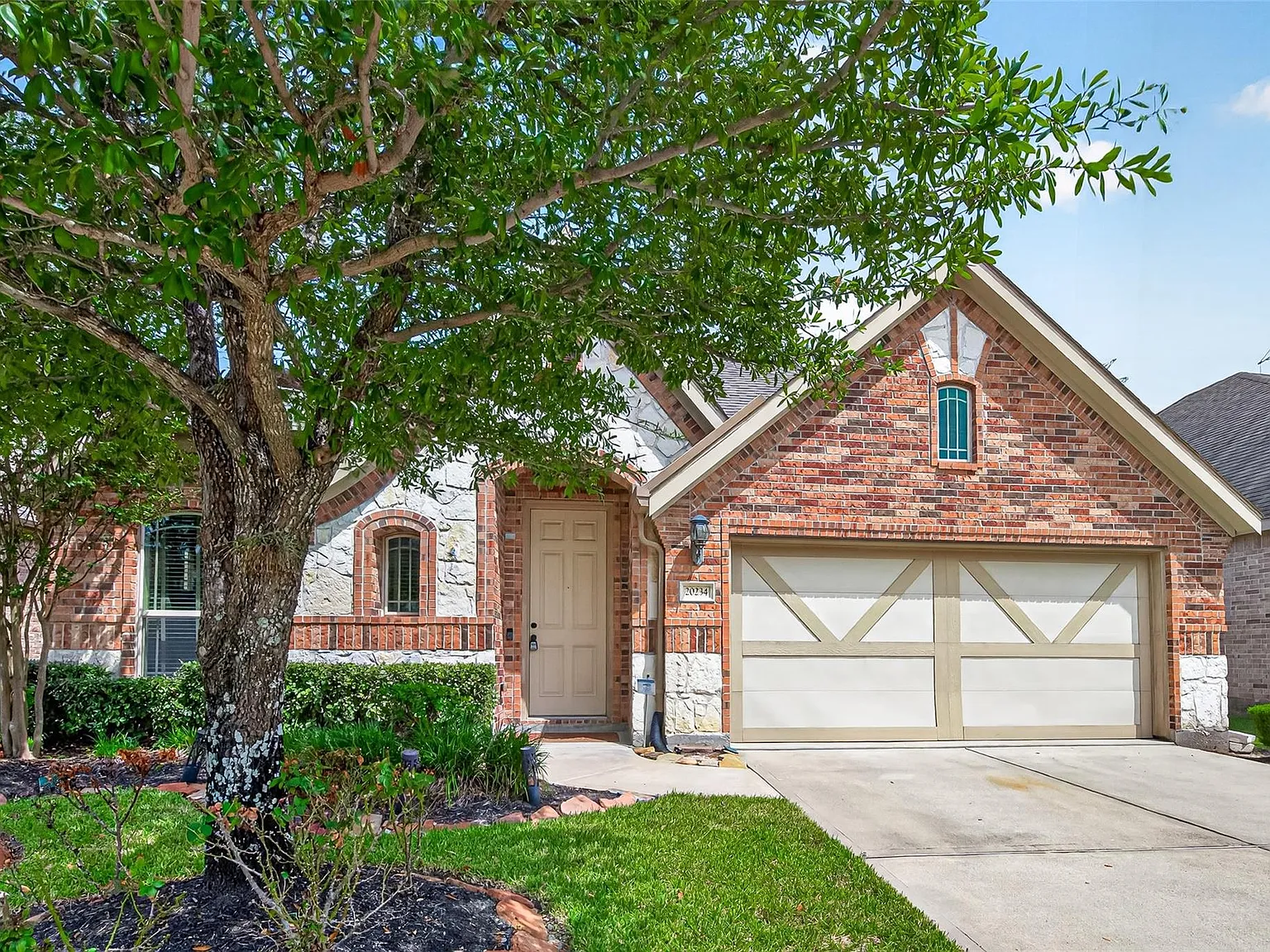 3 bed, 2.0 bath, 2029 sqft, $2,495 — Photo 3