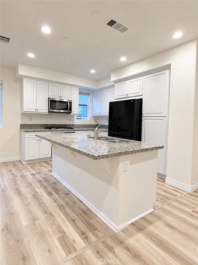 3 bed, 2.5 bath, 1614 sqft, $3,280 — Photo 3
