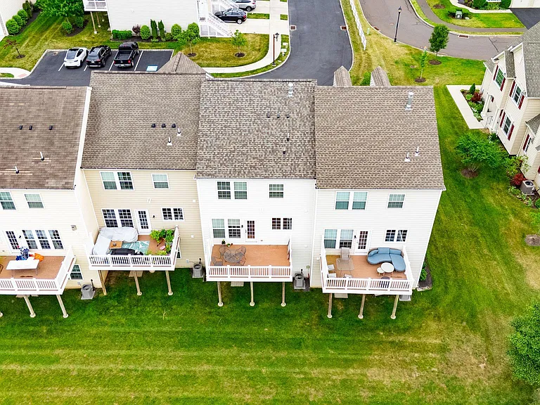 303 Ellison Dr — Photo 6
