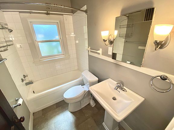 5th image of 304 S Summit St #202