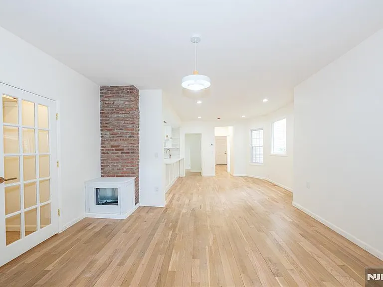 231 Waverly Pl — Photo 3