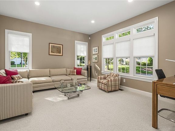 4th image of 10 Hillside Ct