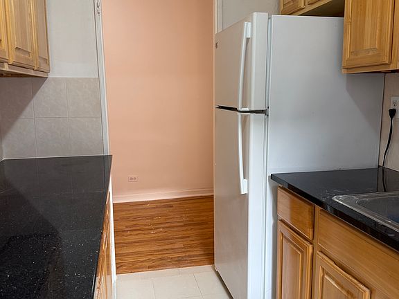 5th image of 139-9 84th Dr #611