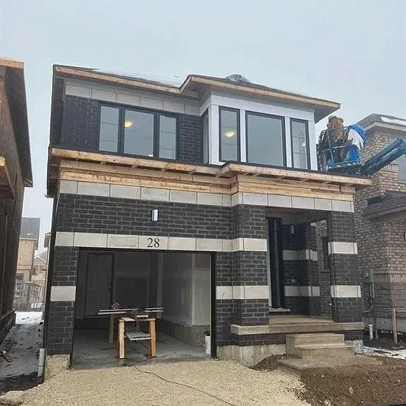 28 Crossmore Cres — Photo 1