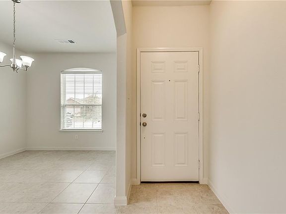 5th image of 218 Magnolia Dr