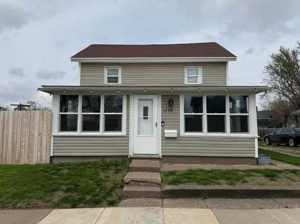 1209 Smalley St, Muscatine, IA 52761