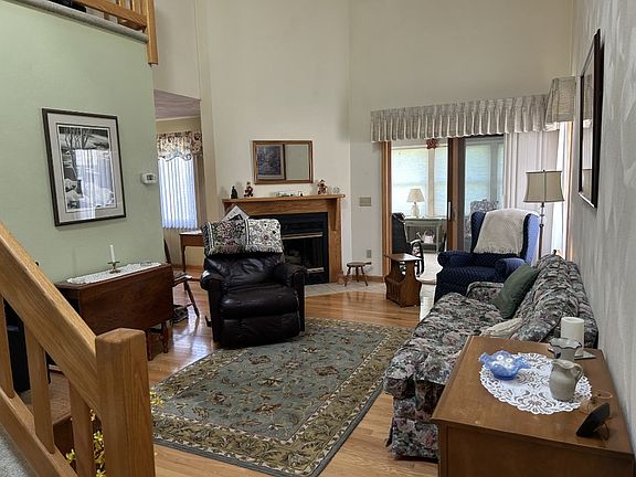 3rd image of 209 Vivian Ln