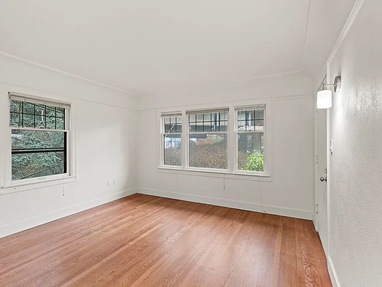 2923 Franklin Ave E — Photo 17