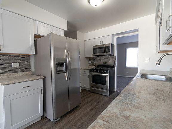 3rd image of 922 White Oak Ln