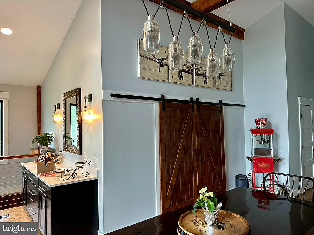 3 bed, 2.0 bath, 2000 sqft, $5,500 — Photo 4