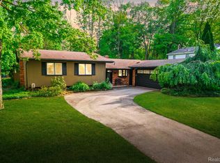 8571 Glengarry Rd, Grosse Ile, MI 48138