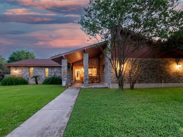 221 W Tanglewood Dr, New Braunfels, TX 78130